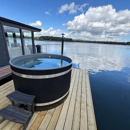 Houseboat Marina Mookerplas 4-6 Persons With Hottub Middelaar