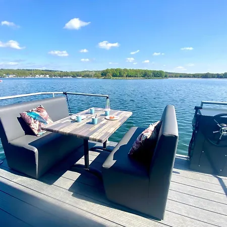 Houseboat Marina Mookerplas 4-6 Persons With Hottub Middelaar