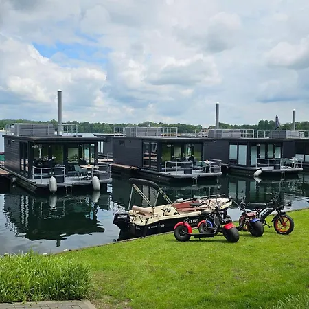 Houseboat Marina Mookerplas 4-6 Persons With Hottub Chalet Middelaar