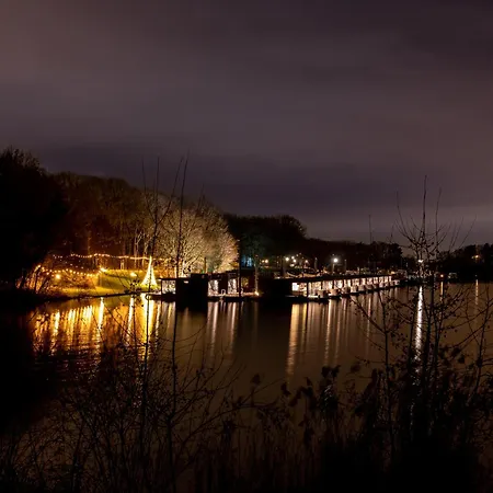 Houseboat Marina Mookerplas 4-6 Persons With Hottub Middelaar